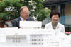 发展局局长林郑月娥及保育建筑师事务所Purcell Miller Tritton主席及高级首长Michael Morrison观看中区警署建筑群修订设计模型。