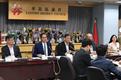 发展局局长黄伟纶（左二）今日（五月三日）到访东区，与东区区议员会面，聆听他们对政府工作的意见及建议，并就地区事务交流意见。旁为东区区议会主席黄建彬（左三）和东区民政事务专员邓如欣（右）。