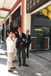 发展局局长黄伟纶今日（十一月七日）在澳门出席2019年内地、香港与澳门历史建筑活化再利用研讨会，并参观沙梨头图书馆。图示黄伟纶（中）听取澳门特别行政区政府文化局副局长梁惠敏（左）介绍沙梨头图书馆的建筑特色。