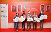 古物古蹟辦事處主辦的「畫無界．融無限」無障古蹟畫賽今日（九月十五日）舉行頒獎典禮。圖示發展局局長甯漢豪（左一）和古物諮詢委員會主席蘇彰德（右一）與冠軍葉鍵恒（中）、亞軍黃錫煌（右二）及季軍唐詠然（左二）合照。