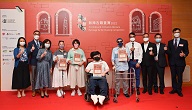 古物古蹟辦事處（古蹟辦）主辦的「畫無界．融無限」無障古蹟畫賽今日（九月十五日）舉行頒獎典禮。圖示發展局局長甯漢豪（左三）、發展局常任秘書長（工務）劉俊傑（右三）、發展局副局長林智文（右二）、發展局副秘書長（工務）李頌恩（左一）、文物保育專員蔣志豪（右一）和古物諮詢委員會主席蘇彰德（左二）與五名「網上我最喜愛畫作」得獎者合照。
