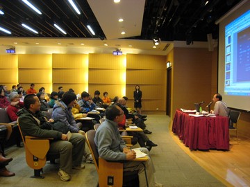 Dr. Wong introducing the history of Tolo Harbour and lineage of the Luk Heung 