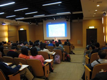 Dr. Wong Wing-ho, Demonstrator, South China Research Center hosting a public lecture 