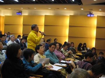 参加者在讲座上发表意见 
