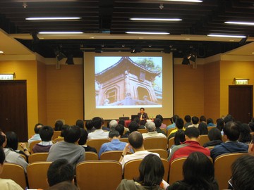 Dr. Cheung Sui-wai, Assistant Professor, Department of History, the Chinese University of Hong Kong, hosting a public lecture 