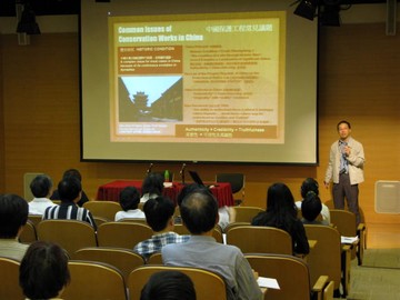 香港建築師學會會員梁以華先生在香港文物探知館主持公開講座