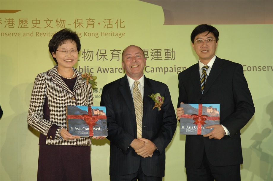 Regional Advisor for Culture in Asia and the Pacific of the United Nations Educational, Scientific and Cultural Organisation, Dr Richard Engelhardt (Centre), presenting souvenirs to Mrs Carrie Lam (left) and the Director of Leisure and Cultural Servi