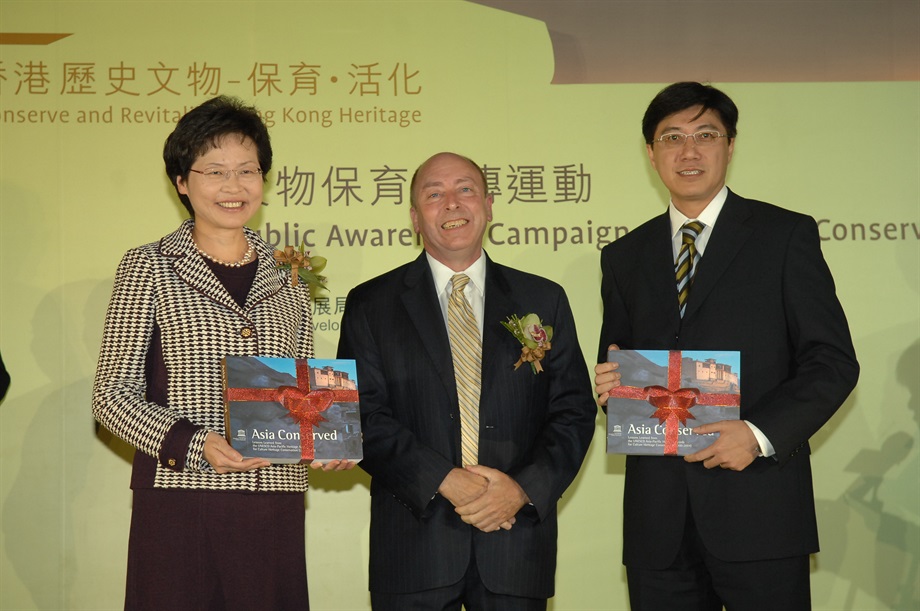 Regional Advisor for Culture in Asia and the Pacific of the United Nations Educational, Scientific and Cultural Organisation, Dr Richard Engelhardt (Centre), presenting souvenirs to Mrs Carrie Lam (left) and the Director of Leisure and Cultural Servi