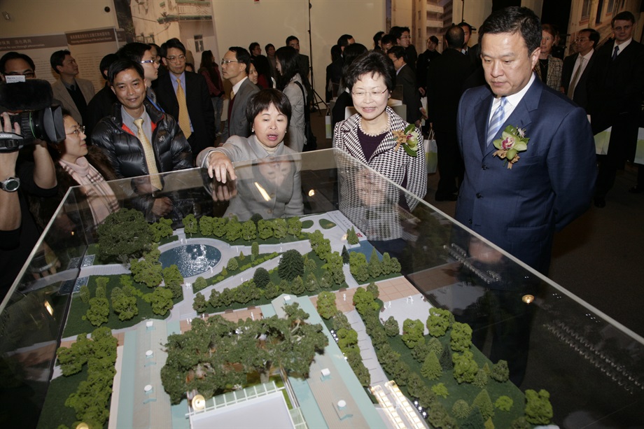 Mrs Lam (second from right) and Mr Barry Cheung (first from right) showing great interest in the model of Hong Kong Heritage Discovery Centre.
