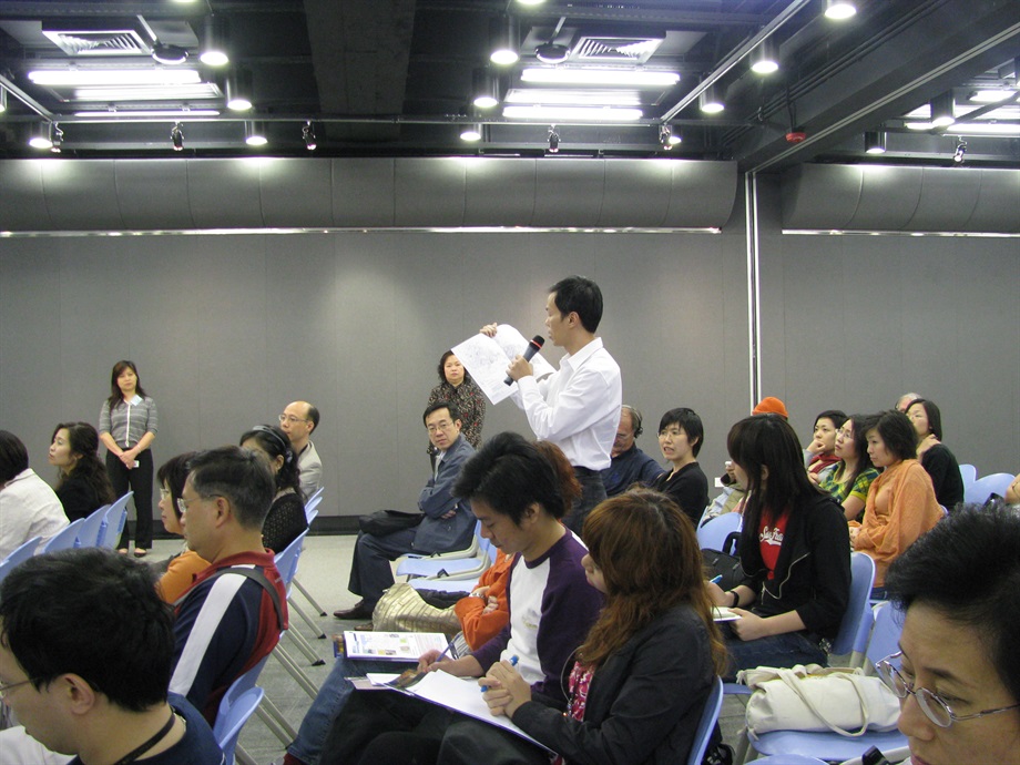 Participants asking questions & expressing views at the seminar