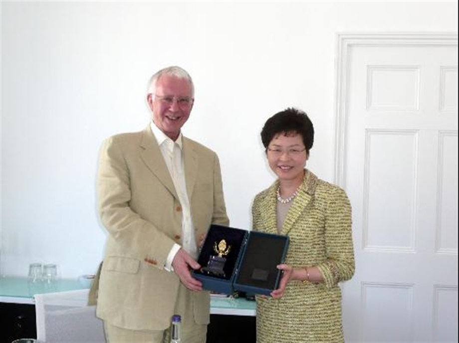 Secretary for Development, Mrs Carrie Lam, presents a souvenir to the Chairman of the Covent Garden Area Trust, Mr Raymond Cooper.