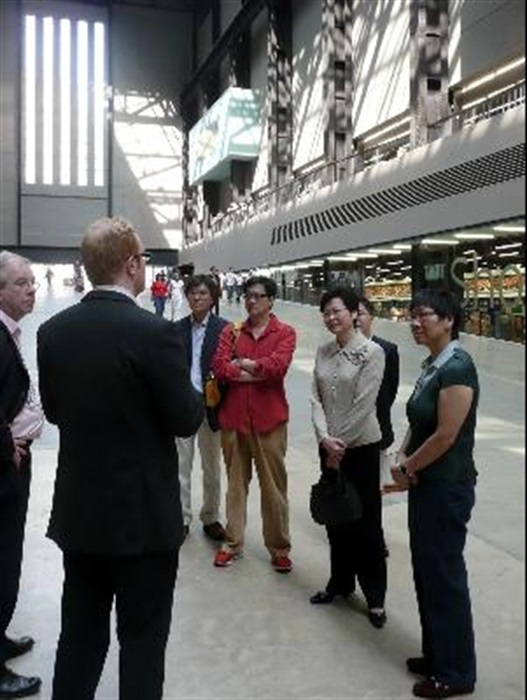 Secretary for Development, Mrs Carrie Lam, visits Tate Modern. Accompanying her are Executive Secretary of Antiquities and Monuments Office, Mr Tom Ming (left), Commissioner for Heritage, Mr Jack Chan (second left), and Director-General of the Hong Kong Economic and Trade Office in London, Ms Sarah Wu (right).