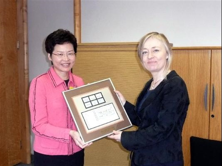 Secretary for Development, Mrs Carrie Lam, presenting a souvenir to the Director of Policy and Strategy of the Heritage Lottery Fund, Ms Judith Cligman.