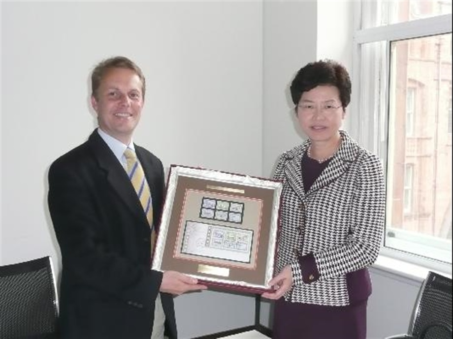 The Secretary for Development, Mrs Carrie Lam, presents a souvenir to the Policy Director of English Heritage, Mr Duncan McCallum.