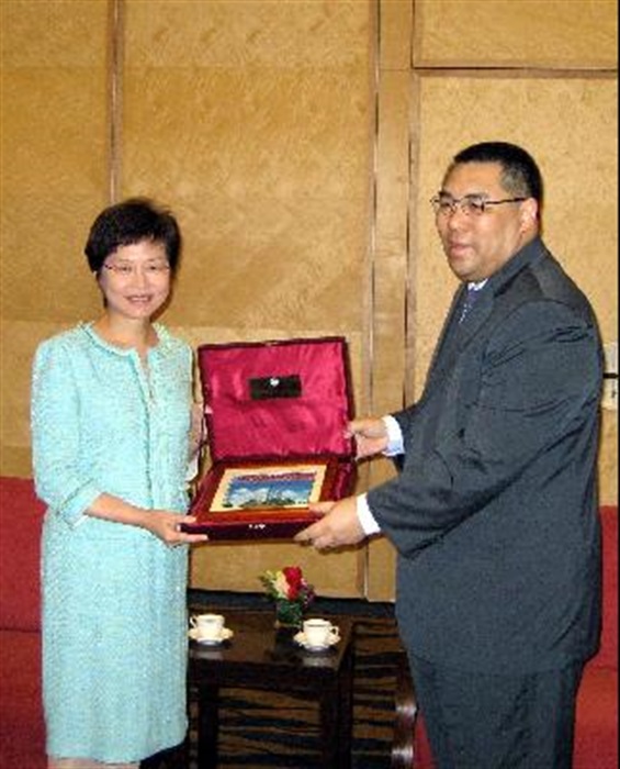 The Secretary for Social Affairs and Culture of the Macao SAR Government, Mr Fernando Chui Sai-on, presents a souvenir to the Secretary for Development, Mrs Carrie Lam.