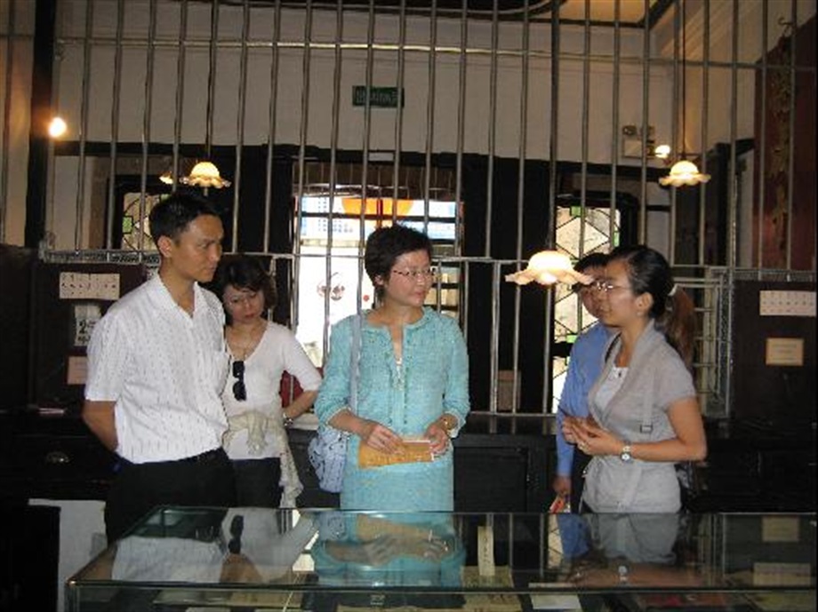 The Director General of the Macao Heritage Ambassadors Association, Ms Pearl Chao Wai-chu (right), briefing the Secretary for Development, Mrs Carrie Lam, on the Macao SAR Government's efforts in preserving the Tak Seng On. On the left is the Chief of the Cultural Heritage Department of the Macao SAR Government, Mr Cheong Cheok-kio.