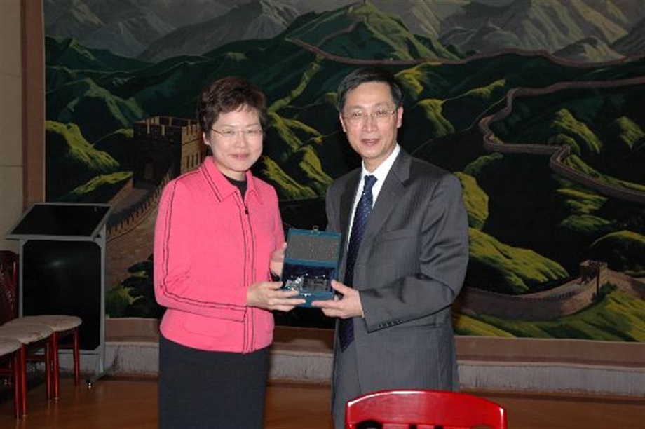 The Secretary for Development, Mrs Carrie Lam, presents a souvenir to Chinese Consul-General in Melbourne, Mr Shen Weilian.