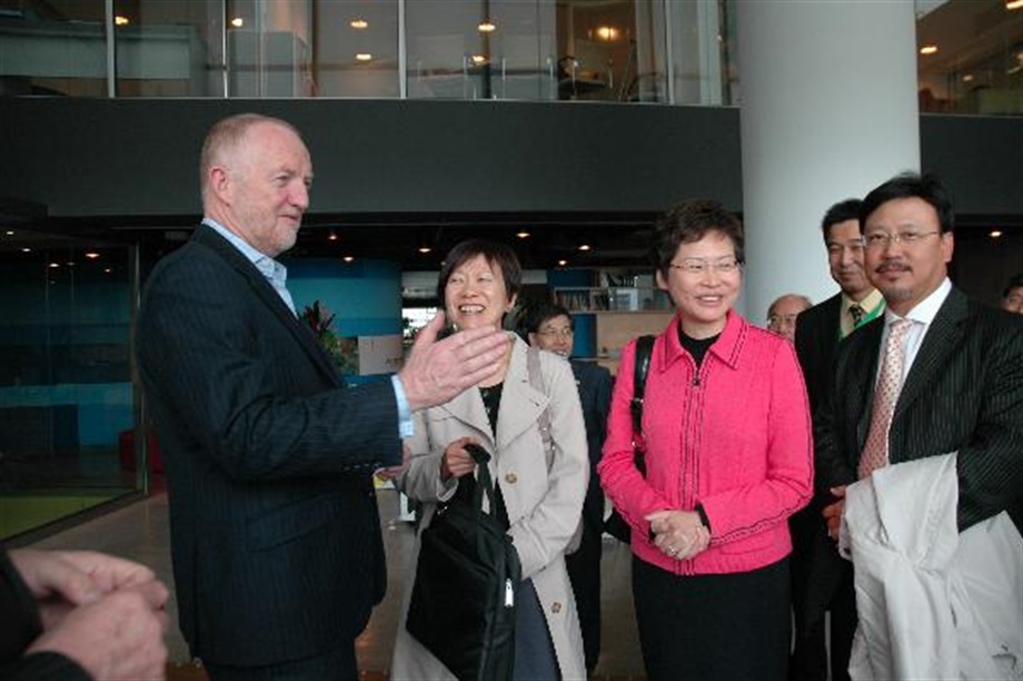 The Secretary for Development, Mrs Carrie Lam, accompanied by Chairman of Hong Kong Professional Green Building Council, Mr Reuben Chu (first from right), meets the Building Commissioner, Victoria, Mr Tony Arnel (first from left), in Melbourne.