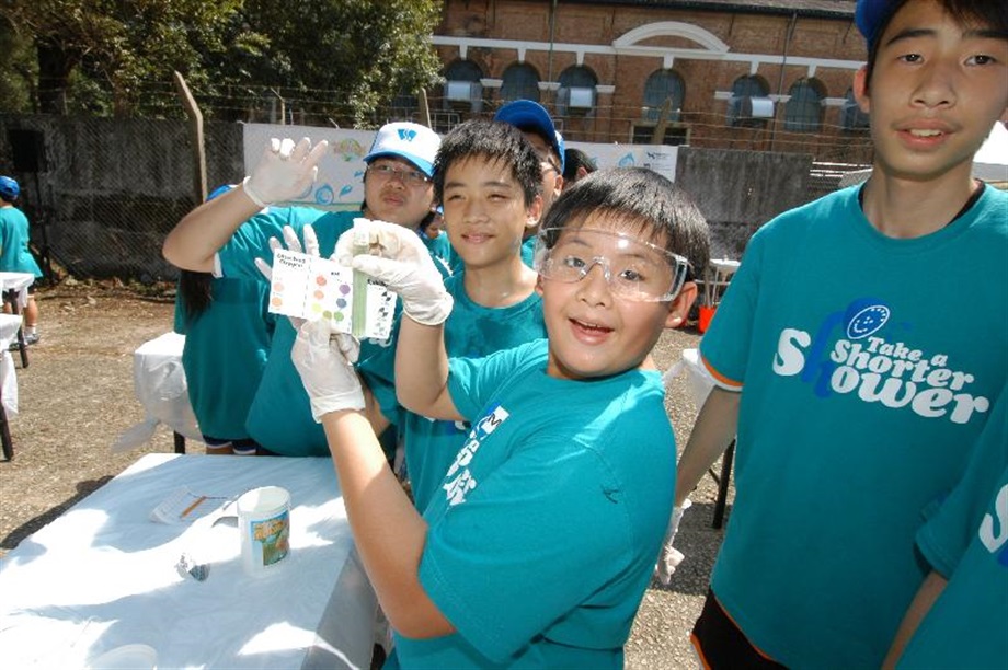 Also celebrating the monument declaration today (September 18) were Pui Kiu College students who conducted a series of scientific tests on the water quality of the Tai Tam Group of Reservoirs to mark World Water Monitoring Day 2009.