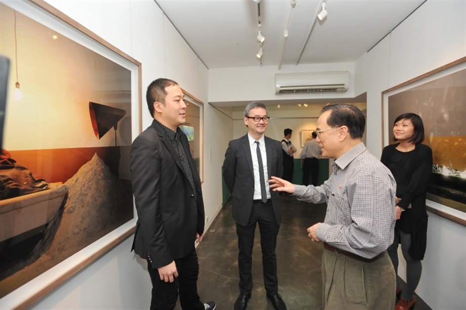 The Chief Executive, Mr Donald Tsang, today (November 25) visited the former Police Married Quarters on Hollywood Road in Central and the art galleries in its vicinity to see the development of the area as a base for art and creative industries. Picture shows Mr Tsang chatting with an art gallery operator to learn more about the business.
