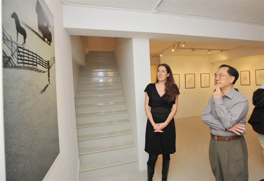 Mr Tsang chats with an art gallery operator to learn more about the business.