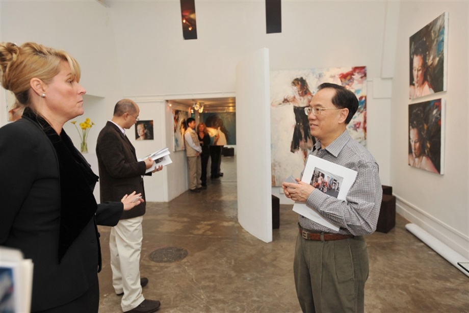 Mr Tsang chats with an art gallery operator to learn more about the business.