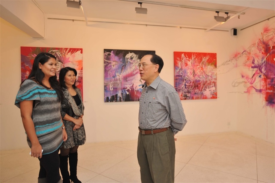 Mr Tsang chats with an art gallery operator to learn more about the business.