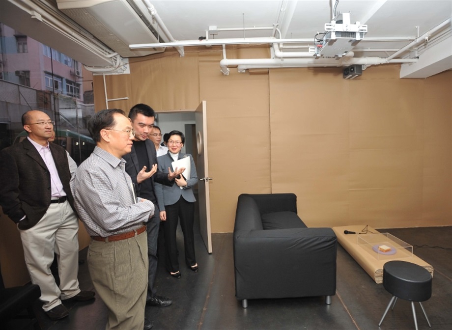 Mr Tsang chats with an art gallery operator to learn more about the business.