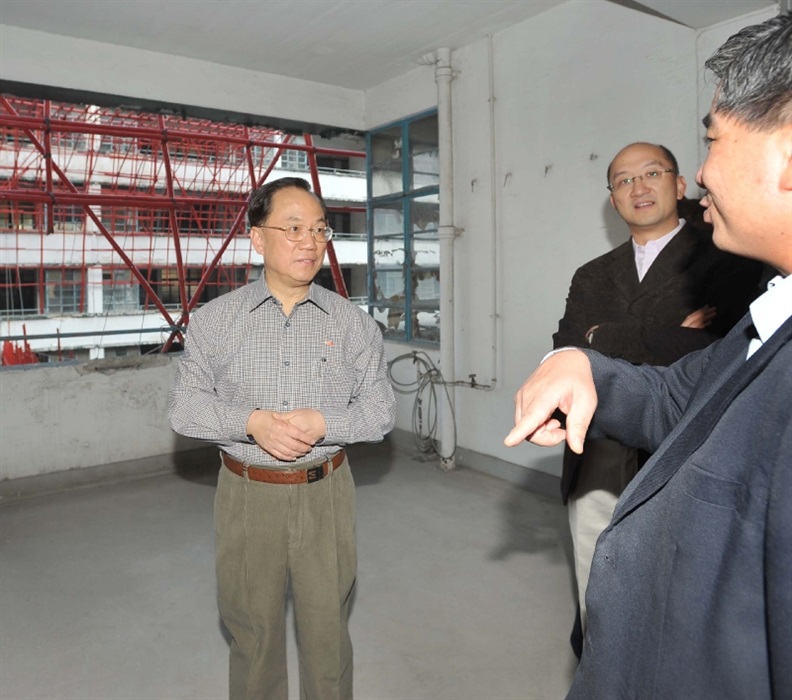 Mr Tsang views the setup of "DETOUR 2009", a 12-day government-sponsored design activity to be held at the quarters starting November 27.