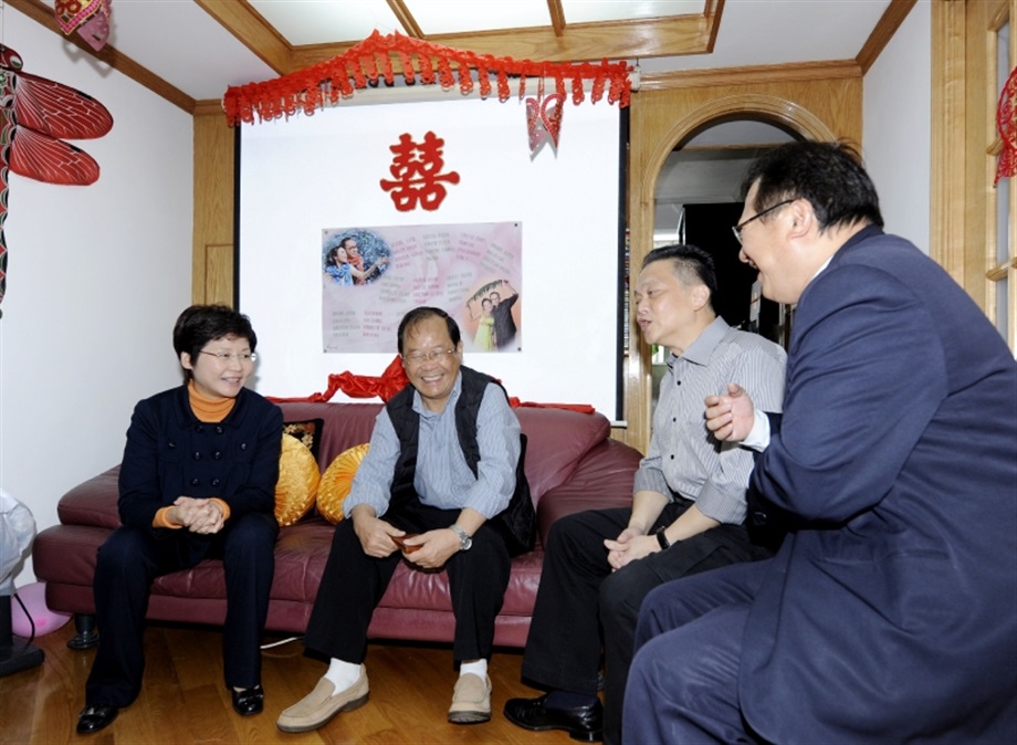 The Secretary for Development, Mrs Carrie Lam, today (December 15) visits an elderly owner-occupier (second left) of Kam Sing Building and listens to his views on Operation Building Bright. Accompanying Mrs Lam are Chairman and Vice-Chairman of the Owners' Corporation of Kam Sing Building, Mr Ng Chun-sang (second right), and Mr Hau Wing-cheong (right). Mr Hau is also the Yau Tsim Mong District Council member.