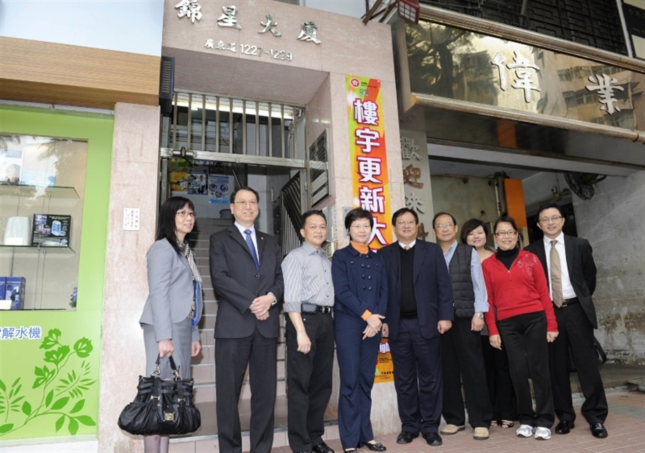 Mrs Lam takes a group photo with members of the Owners' Corporation of Kam Sing Building after the visit.
