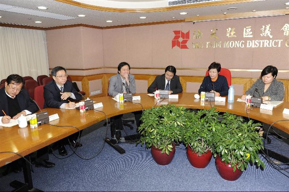 Mrs Lam meets Yau Tsim Mong District Council members to exchange views on various district issues.