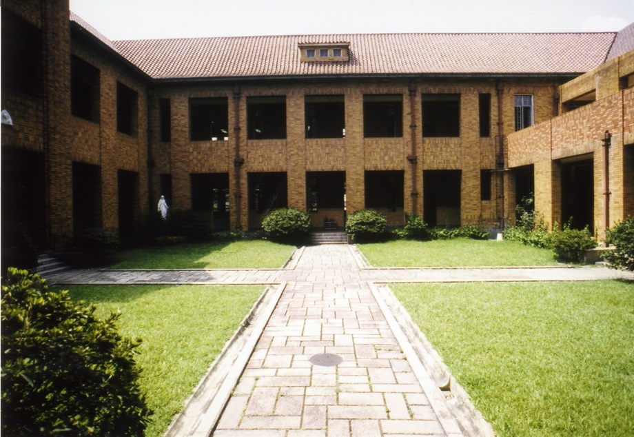 The layout of the Main Building adopts the medieval monastery layout of an open peristyle courtyard surrounded by cloisters.