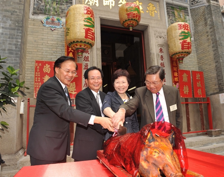 The Secretary for Development, Mrs Carrie Lam, officiates at a ceremony today (April 20) with the Permanent Secretary for Development (Works), Mr Mak Chai-kwong (first left), the Honorary Chairman and the Chairman of Kwong Yuet Tong Hong Kong, Mr Ho Sai-chu (right) and Mr Gilbert Lau Tai-wah (second left), to mark the completion of the restoration works of Lo Pan Temple.