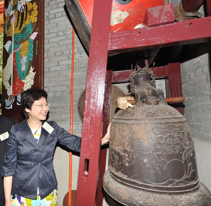 The Secretary for Development, Mrs Carrie Lam, views the relics of Lo Pan Temple.