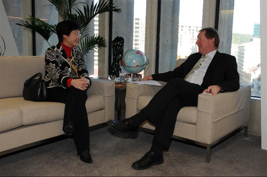 The Secretary for Development, Mrs Carrie Lam, arrived in Wellington yesterday (May 4) on a four-day official visit to New Zealand at the invitation of the New Zealand Government. Picture shows Mrs Lam exchanging views with the Minister for the Environment, Minister Responsible for Climate Change Issues and Minister for Accident Compensation Corporation, Dr Nick Smith, on the promotion of green buildings in Wellington yesterday.