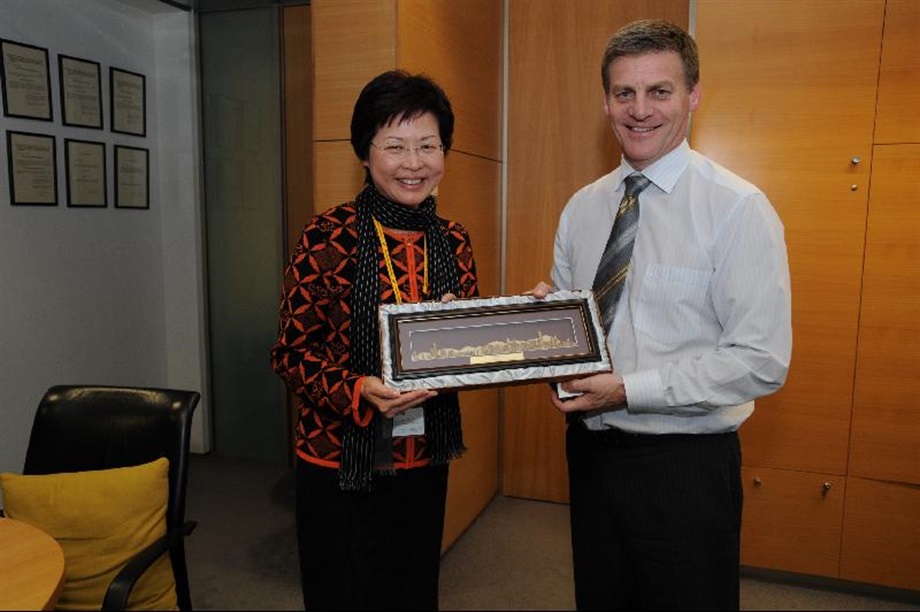 Mrs Lam presents a souvenir to the Deputy Prime Minister, Minister of Finance and Minister for Infrastructure, Mr Bill English, today (May 5).