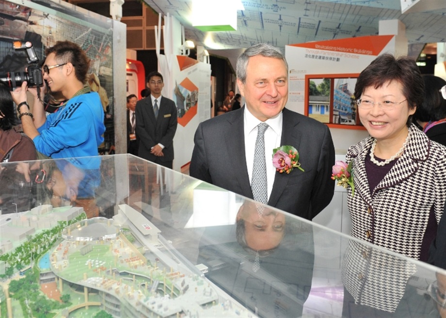 Mrs Carrie Lam views a model of the Kwun Tong Town Centre redevelopment project while touring the Hong Kong Pavilion at MIPIM Asia 2010.