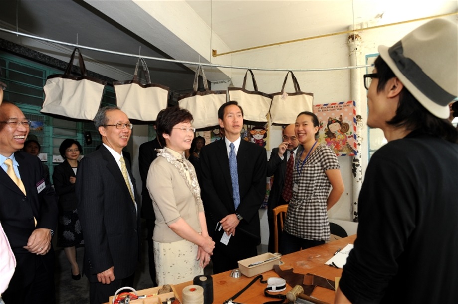 Mrs Lam tours the mock-up studio of "PMQ" and exchanges views with young designers.