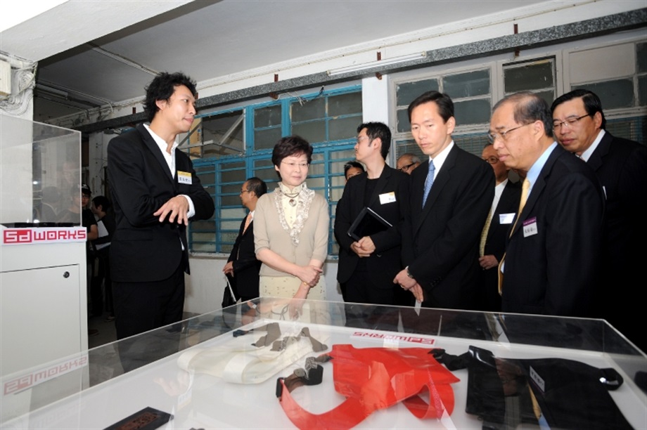 Mrs Lam tours the mock-up studio of "PMQ" and exchanges views with young designers.
