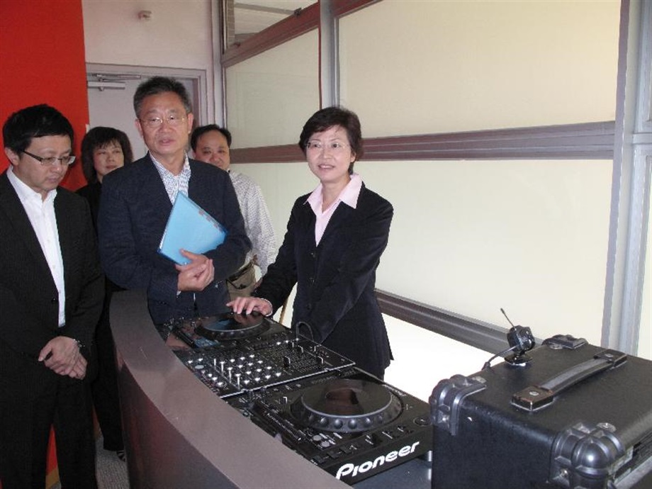 The Secretary for Development, Mrs Carrie Lam, visits the DJ mixing and scratching workshop at the Tuen Mun Children and Juvenile Home.