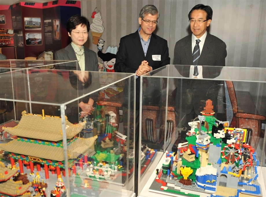 Mrs Carrie Lam (left) and Mr James Tien (right) view the models of historic buildings at the "Hong Kong Heritage Tourism Expo - Access Heritage" exhibition.