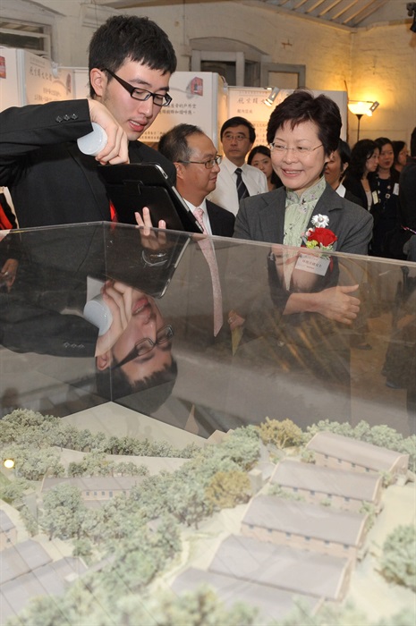 Mrs Lam views the design model of Jao Tsung-I Academy.