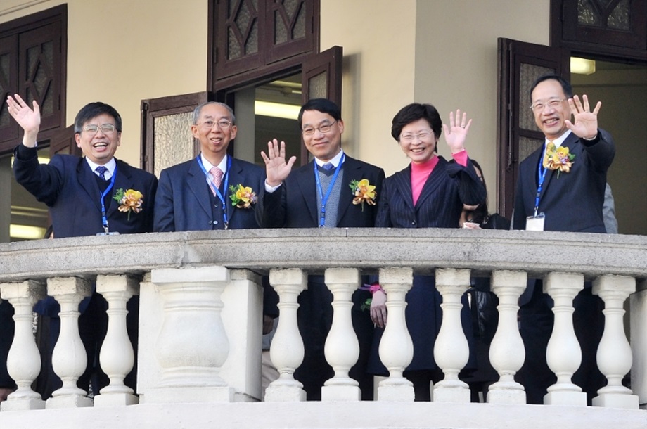 The Secretary for Development, Mrs Carrie Lam, poses with other officiating guests at the verandah of Lui Seng Chun.