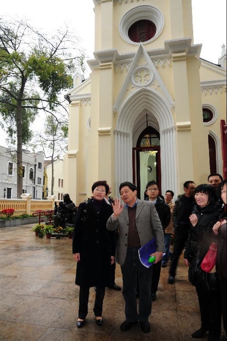 广州大学建筑与城市规划学院汤国华教授向发展局局长林郑月娥讲解在沙面的历史建筑保育及复修工作。