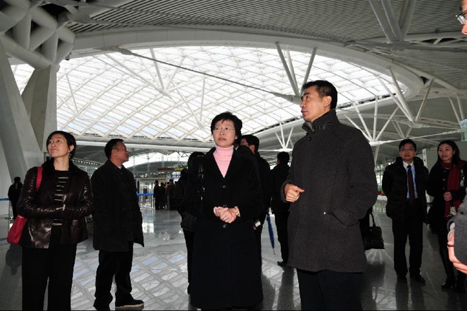 Mrs Lam visits Guangzhou South Railway Station to learn about the town planning of the surrounding region.