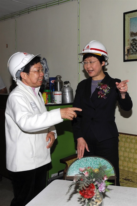 A former resident shares her memories of living in Mei Ho House with the Secretary for Development, Mrs Carrie Lam.