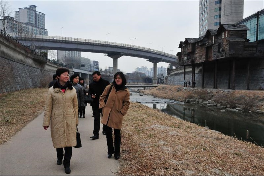 The Secretary for Development, Mrs Carrie Lam, today (March 5) visits Cheonggyecheon River in Seoul to learn about the Cheonggyecheon River restoration and urban renewal project.