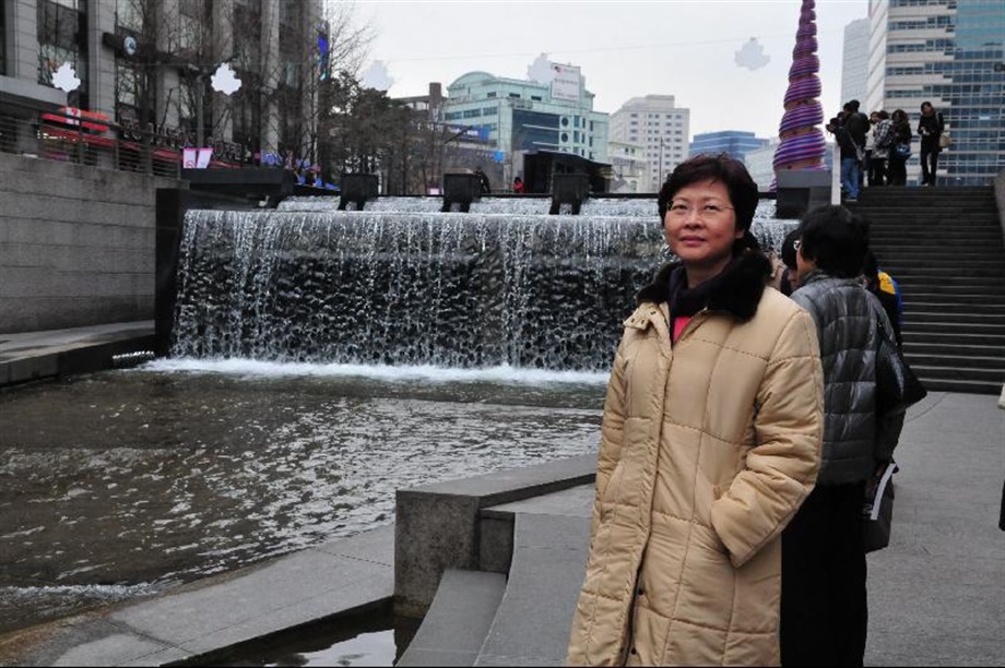 Mrs Lam visits Cheonggyecheon River in Seoul to learn about the Cheonggyecheon River restoration and urban renewal project.