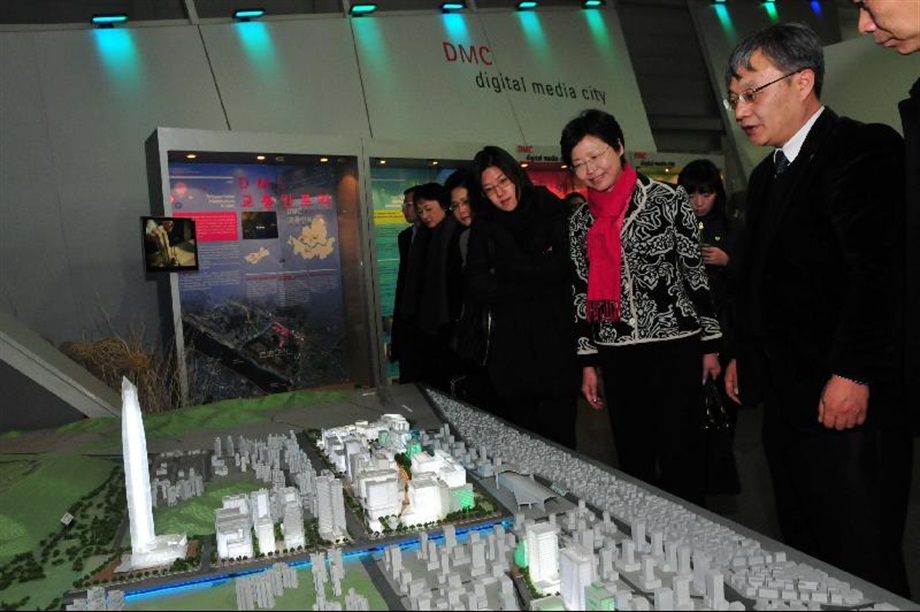 Mrs Lam toured an exhibition hall at Digital Media City on Nanjido Island yesterday (March 4).